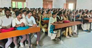 वाणिज्य विभाग एवं प्लेसमेंट सेल के संयुक्त तत्वाधान में कैरियर काउंसलिंग एवं इंडस्टिंयल ट्रेनिंग कार्यक्रम का आयोजन