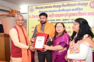 दीनदयाल शोध पीठ के कार्यक्रमों की श्रृंखला के आयोजन में उत्कृष्ट भूमिका के लिए कुलपति प्रो पूनम टंडन जी एवं राष्ट्रीय स्वयंसेवक संघ के प्रांत प्रचारक आदरणीय रमेश जी द्वारा प्राचार्य प्रो. ओम प्रकाश सिंह जी को सम्मानित किया गया।